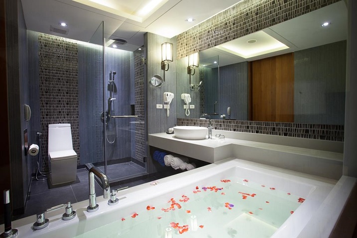 011 Premier Pool View.jpg