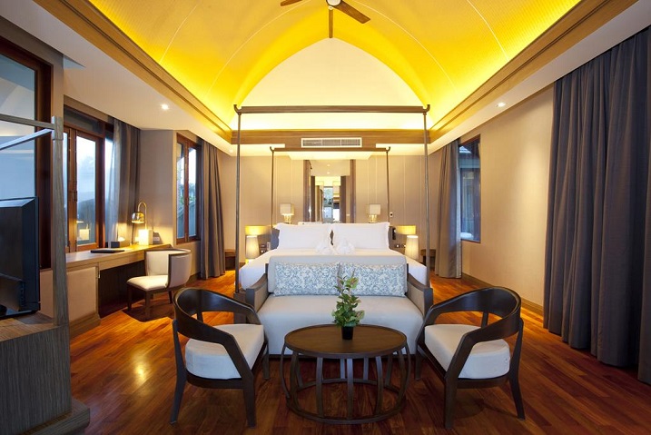 049 Beachfront Villa.jpg