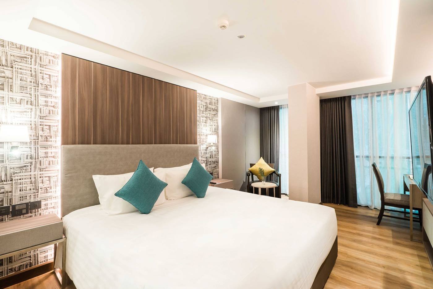 1Main-Room-PicDLX0-1.jpg