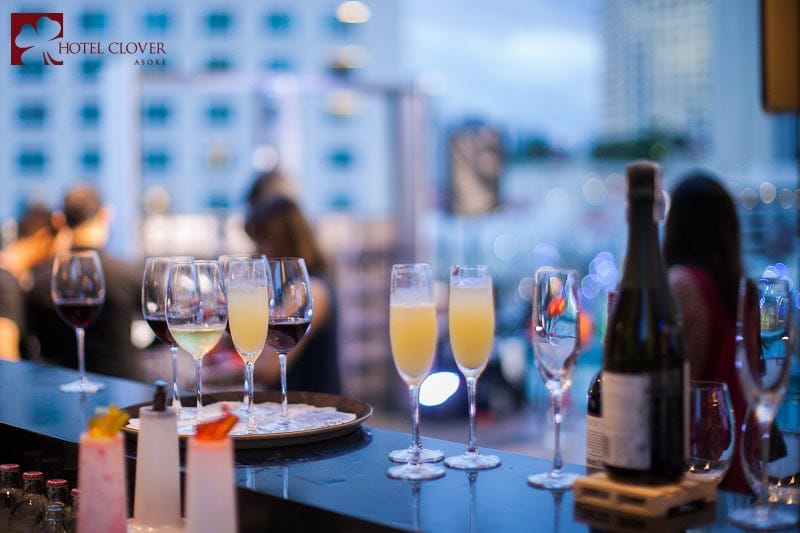 Cocktails-opening-party.jpg