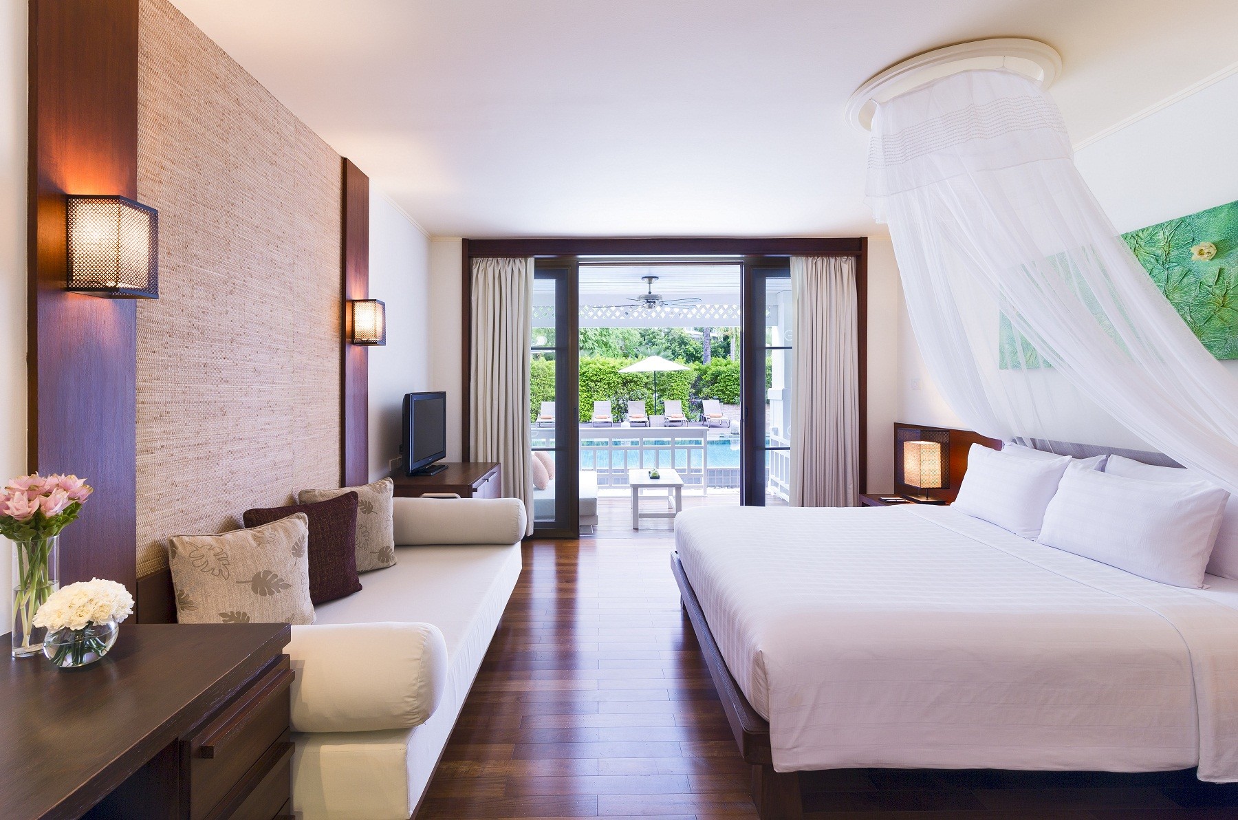 04-Lanai-Pool-Access-Room2.jpg