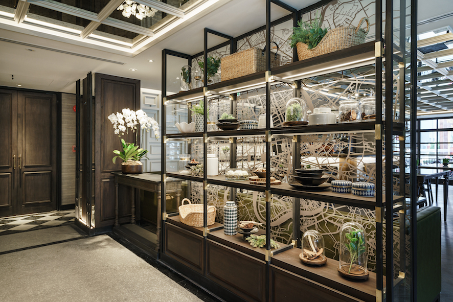 akyra_sukhumvit_lobby_shelves-entrance.jpg
