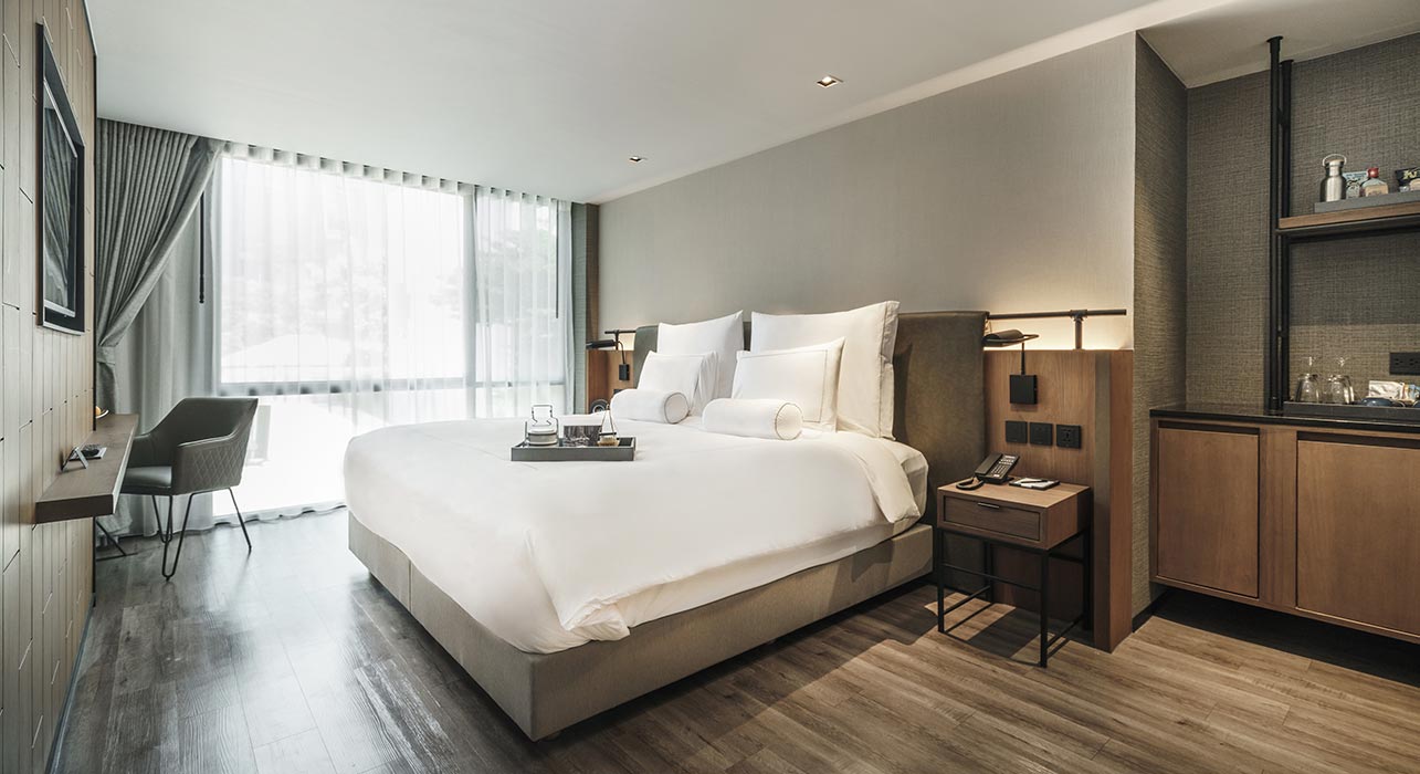 akyra_TAS_Sukhumvit_bangkok_premier_room_king_bed_interior.jpg