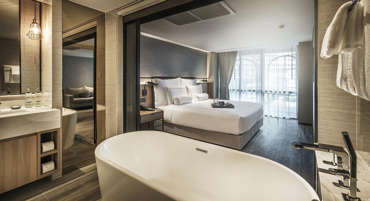 akyra_TAS_Sukhumvit_bangkok_junior_suite_bathtub_bedroom.jpg