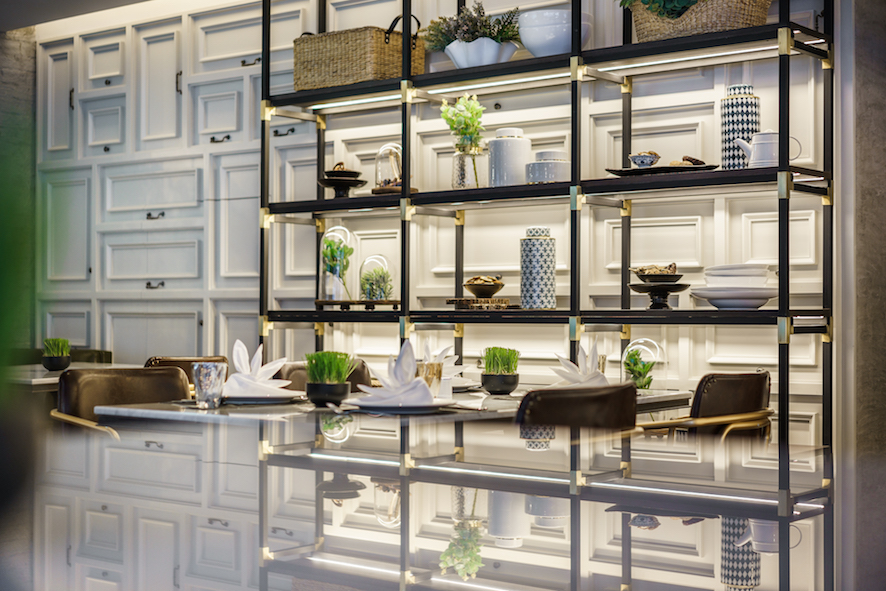 akyra_sukhumvit_siam_soul_cafe_restaurant_shelves_reflexion.jpg