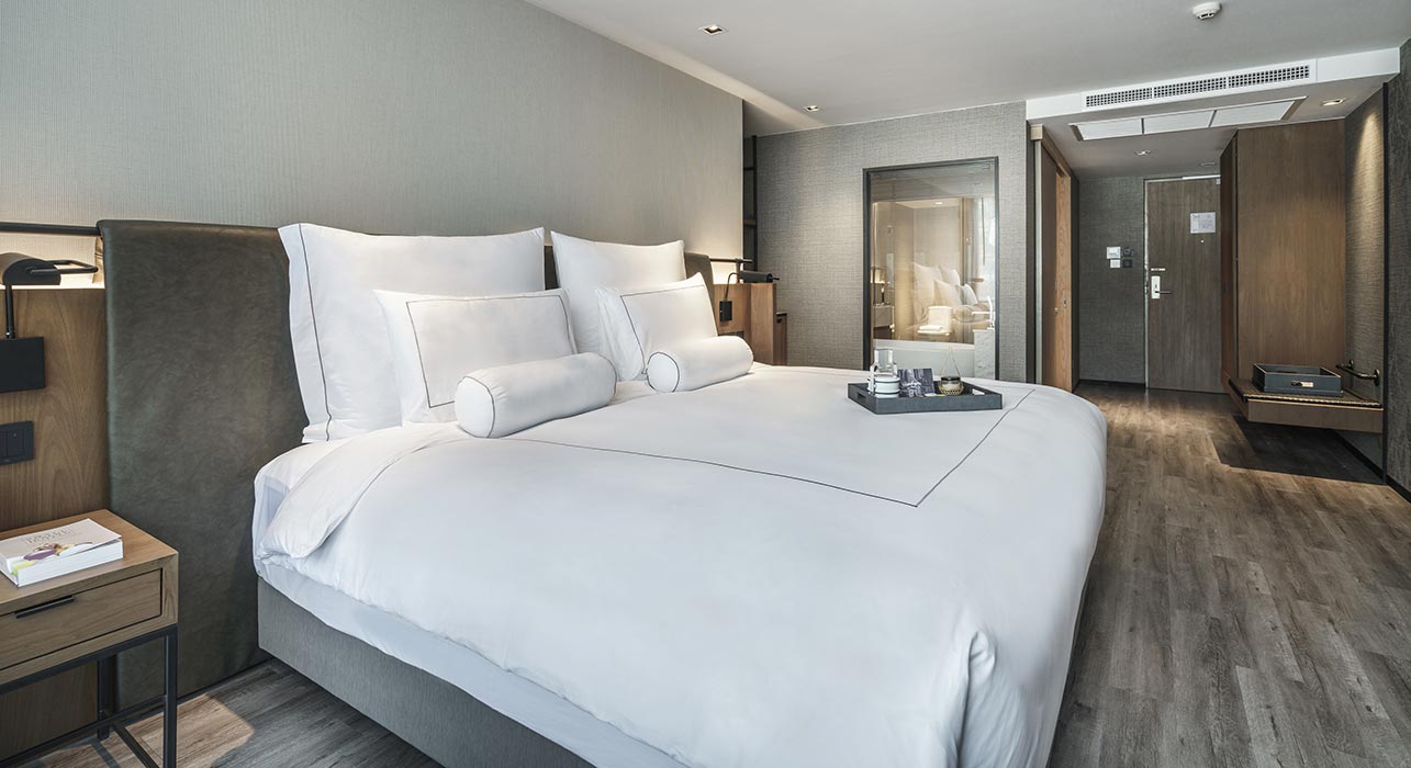 akyra_TAS_Sukhumvit_bangkok_premier_room_bed_interior.jpg